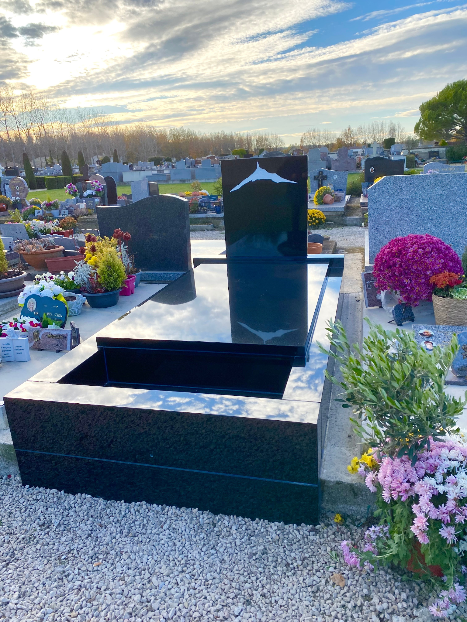 Monument funéraire en granit réalisé par Marbrerie Barreda dans un cimetière

Tombe en granit polie et gravée par Marbrerie Barreda

Pose d’un caveau funéraire par un marbrier professionnel Barreda

Plaque funéraire personnalisée avec gravure dorée

Exemple de stèle funéraire moderne en granit noir fin