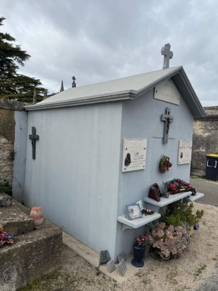 Pose d’enduit sur caveau funéraire pour protection et imperméabilisation

Travaux de marbrerie funéraire : reprise d’enduit sur sépulture

Caveau remis à neuf grâce à un enduit haute résistance – Barreda

Enduit refait sur un caveau ancien pour renforcer la structure

Rénovation extérieure de caveau avec enduit lissé et réparation des joints