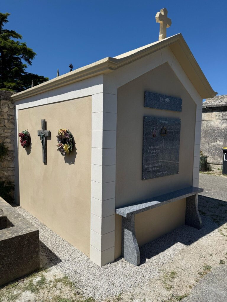 Installation de plaques en granit sur caveau par Marbrerie Barreda pour la mairie de Caderousse 

Pose de monument funéraire en granit durable et esthétique

Travaux de marbrerie : dalle en granit neuve sur tombe familiale

Granit funéraire posé sur caveau avec finitions soignées

Modernisation d’une tombe avec une nouvelle pierre tombale en granit