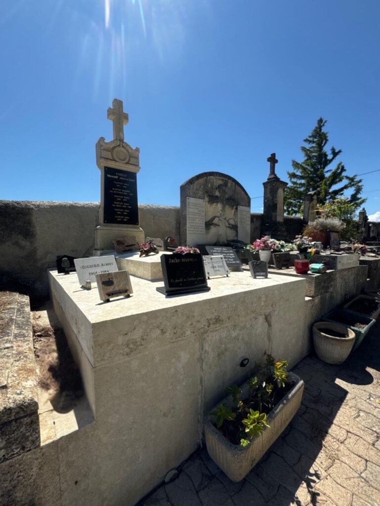 Installation de plaques en granit sur caveau par Marbrerie Barreda

Pose de monument funéraire en granit durable et esthétique

Travaux de marbrerie : dalle en granit neuve sur tombe familiale

Granit funéraire posé sur caveau avec finitions soignées

Modernisation d’une tombe avec une nouvelle pierre tombale en granit