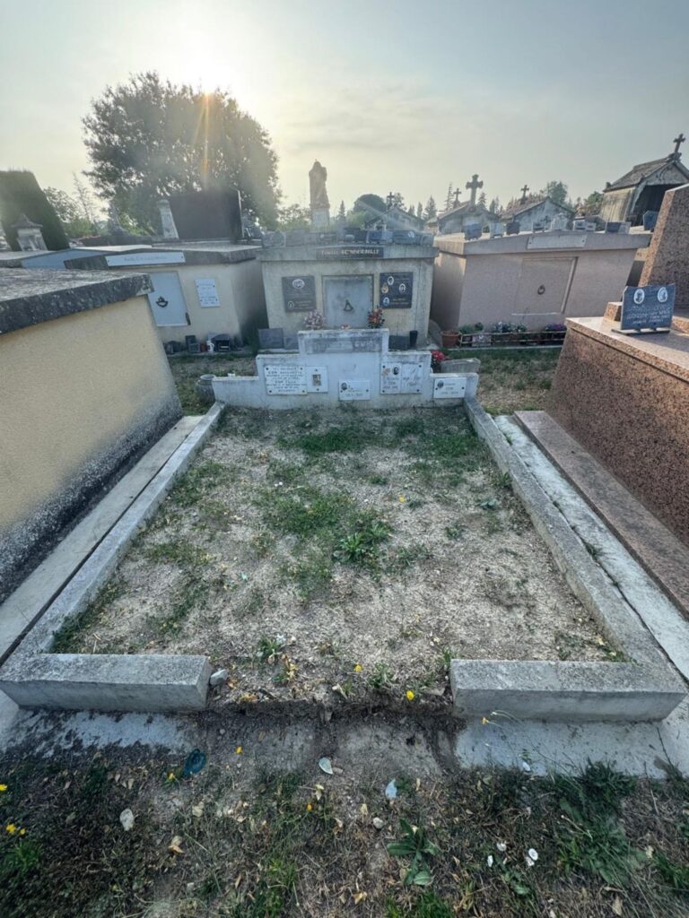 Installation de plaques en granit sur caveau par Marbrerie Barreda

Pose de monument funéraire en granit durable et esthétique

Travaux de marbrerie : dalle en granit neuve sur tombe familiale

Granit funéraire posé sur caveau avec finitions soignées

Modernisation d’une tombe avec une nouvelle pierre tombale en granit