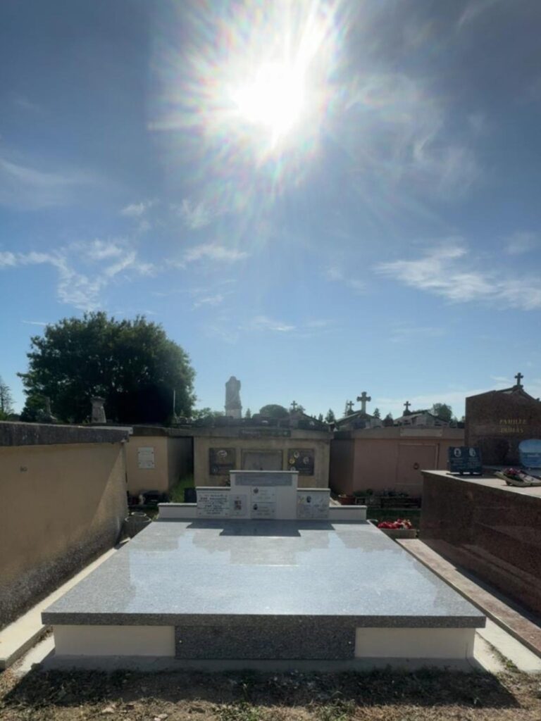 Rénovation complète de caveau avec nouvelle dalle en granit poli

Caveau modernisé : nettoyage, enduit et pose de granit funéraire

Transformation d’une tombe ancienne en monument funéraire granit

Travaux complets de marbrerie funéraire sur caveau familial

Pose du granit après restauration du caveau – Pompes Funèbres Barreda