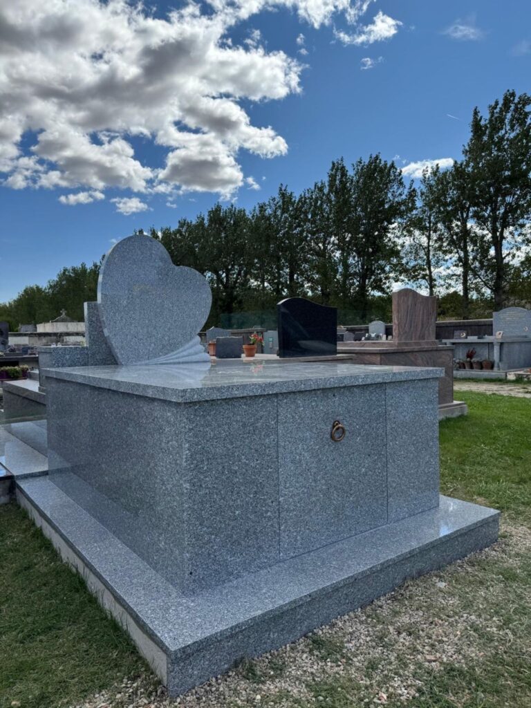 Installation de plaques en granit sur caveau par Marbrerie Barreda

Pose de monument funéraire en granit durable et esthétique

Travaux de marbrerie : dalle en granit neuve sur tombe familiale

Granit funéraire posé sur caveau avec finitions soignées

Modernisation d’une tombe avec une nouvelle pierre tombale en granit