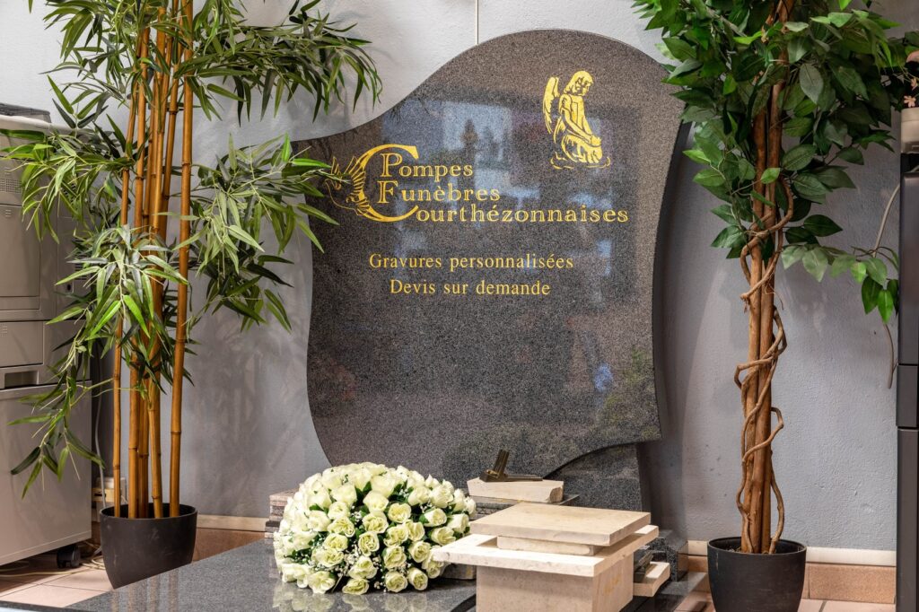 fleurs dans un vase dans un cimetiere