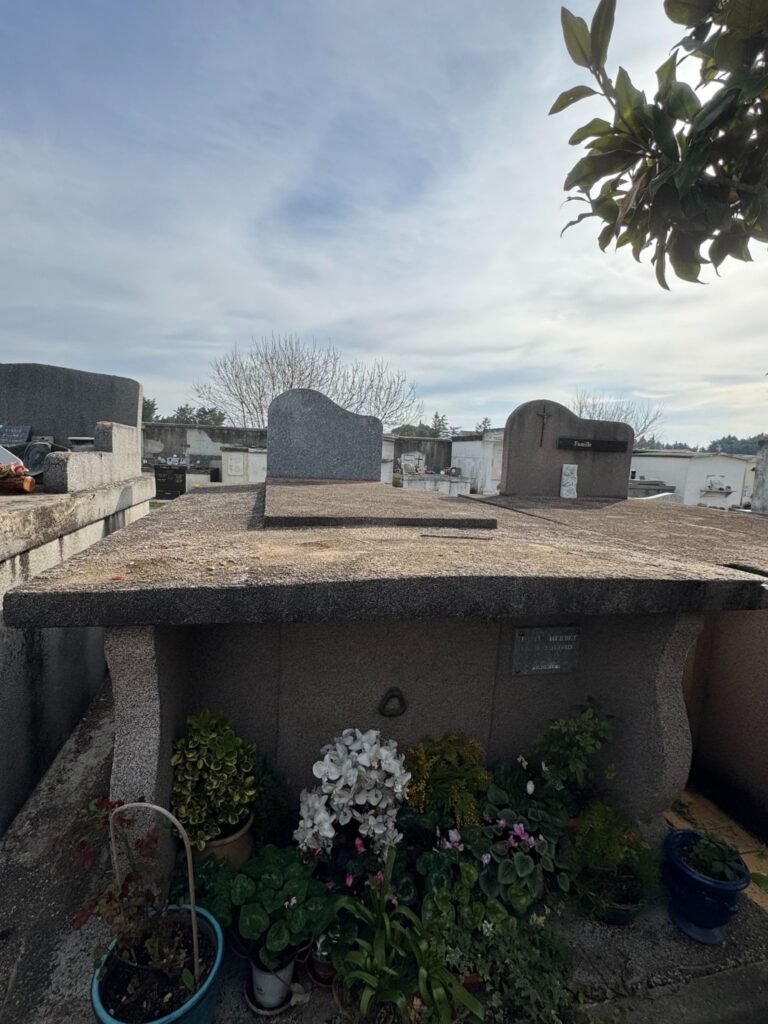 Installation de plaques en granit sur caveau par Marbrerie Barreda

Pose de monument funéraire en granit durable et esthétique

Travaux de marbrerie : dalle en granit neuve sur tombe familiale

Granit funéraire posé sur caveau avec finitions soignées

Modernisation d’une tombe avec une nouvelle pierre tombale en granit