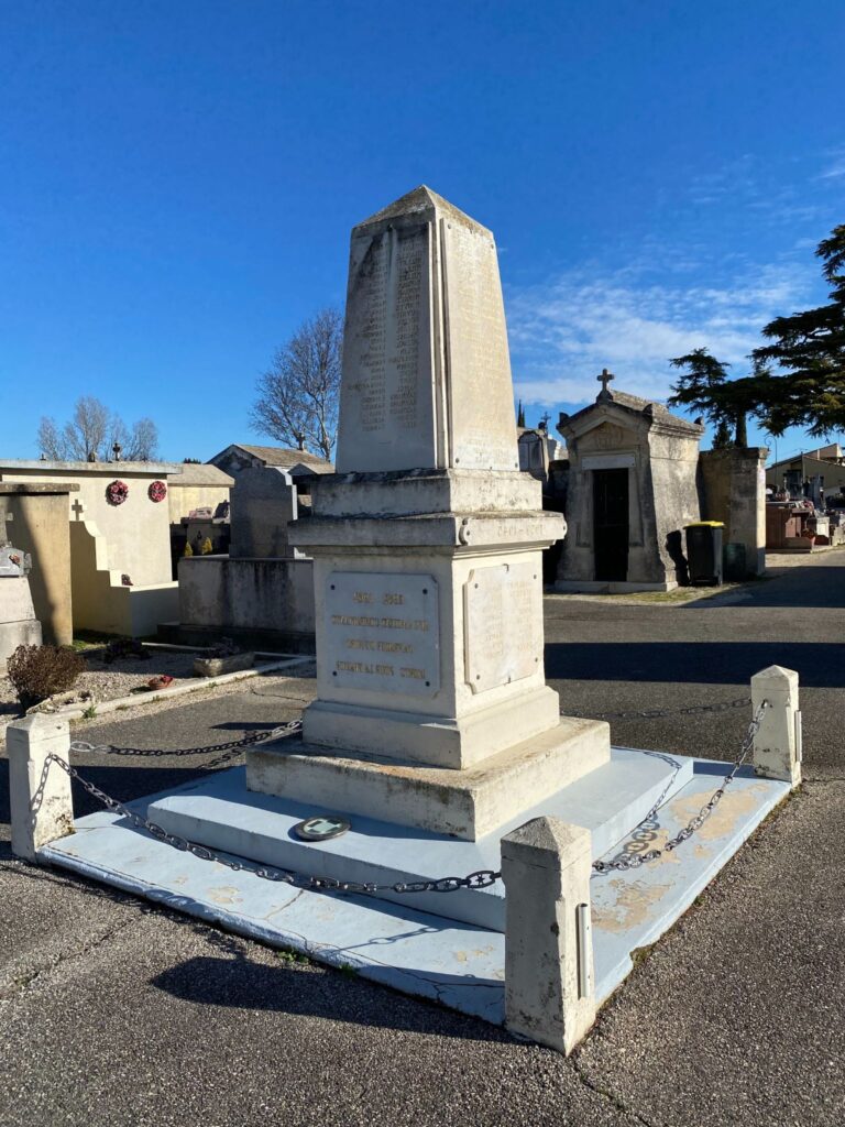 Installation de plaques en granit sur caveau par Marbrerie Barreda

Pose de monument funéraire en granit durable et esthétique

Travaux de marbrerie : dalle en granit neuve sur tombe familiale

Granit funéraire posé sur caveau avec finitions soignées

Modernisation d’une tombe avec une nouvelle pierre tombale en granit