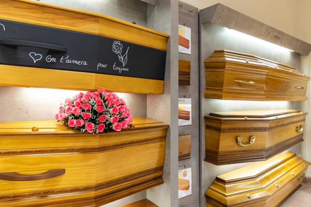 fleurs dans un vase dans un cimetiere