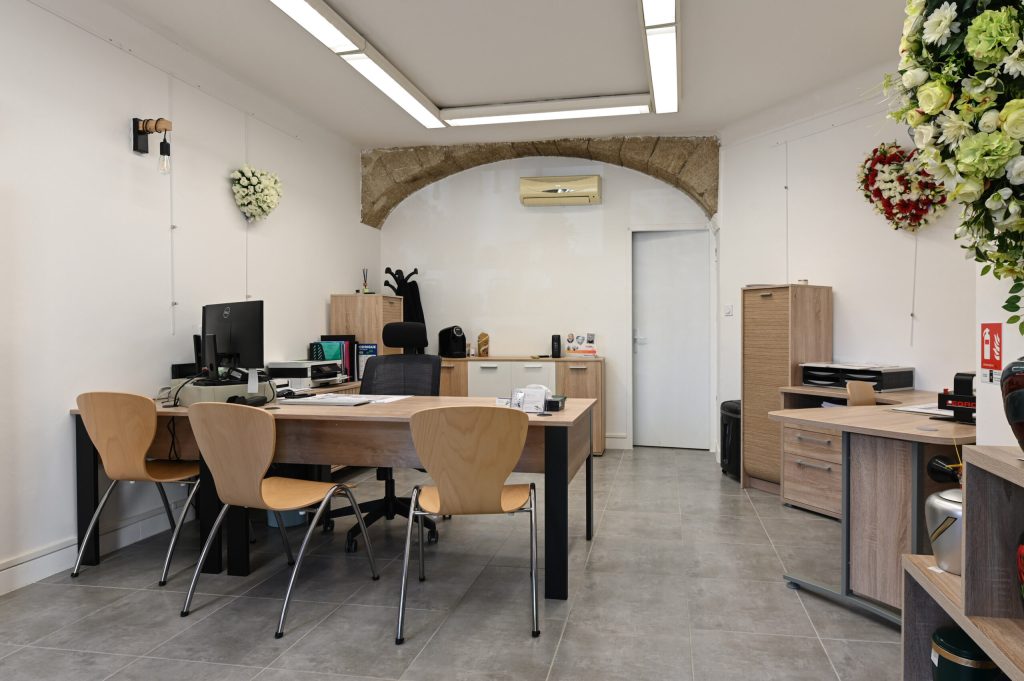 fleurs dans un vase dans un cimetiere