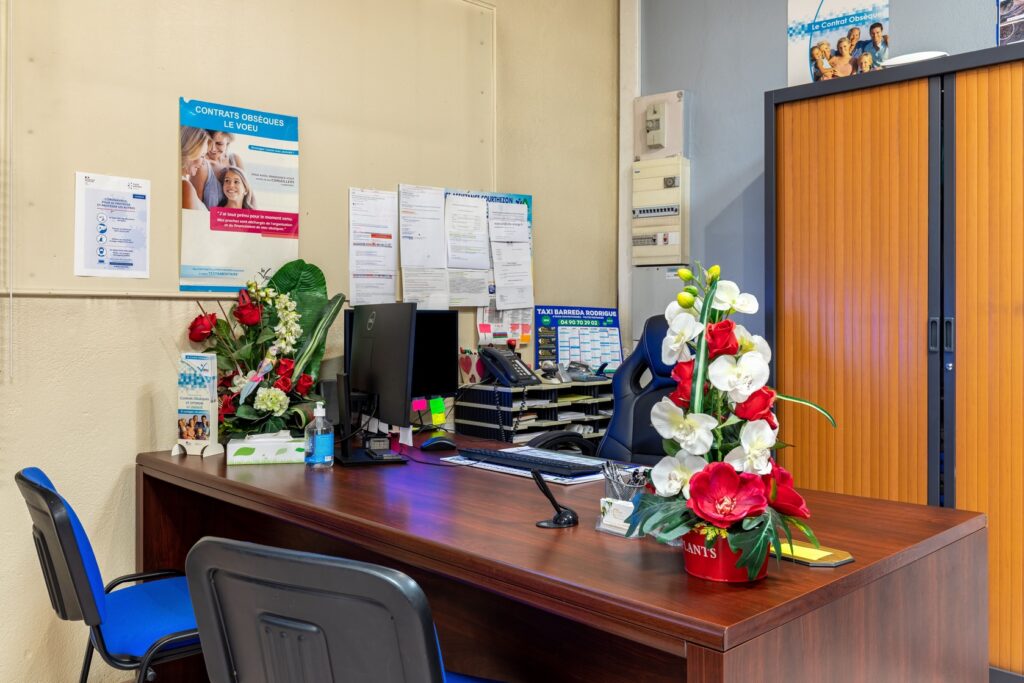 fleurs dans un vase dans un cimetiere